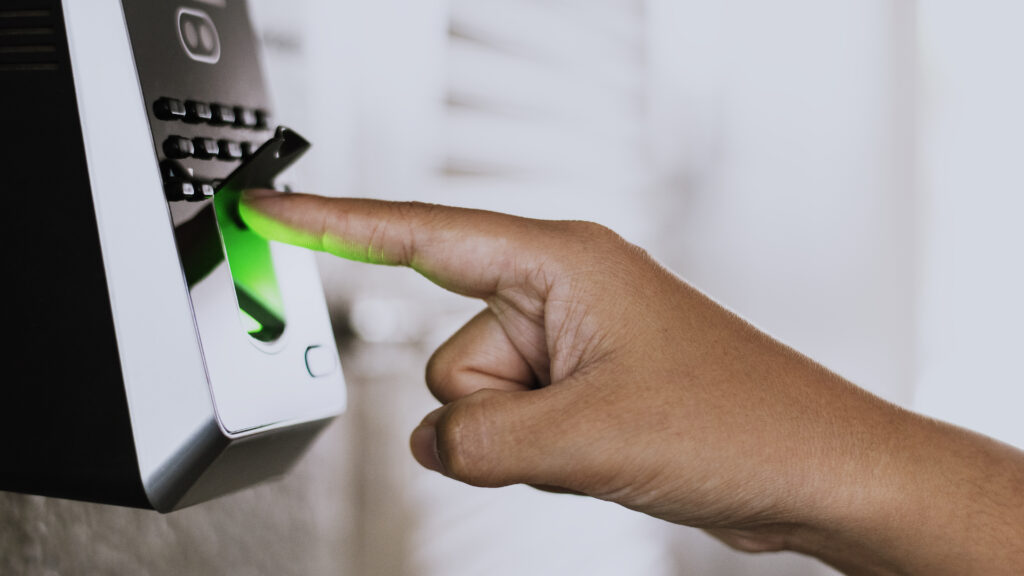 Controle de visitantes (chave digital, regras e validação)